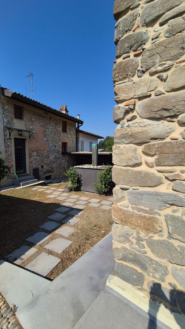 casa indipendente in vendita a Fortunago in zona Costa Cavalieri