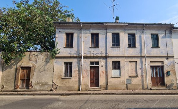 casa indipendente in vendita a Gambarana