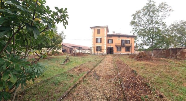 casa indipendente in vendita a Gambarana