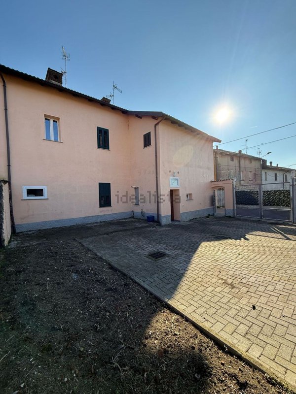 casa indipendente in vendita a Gambarana