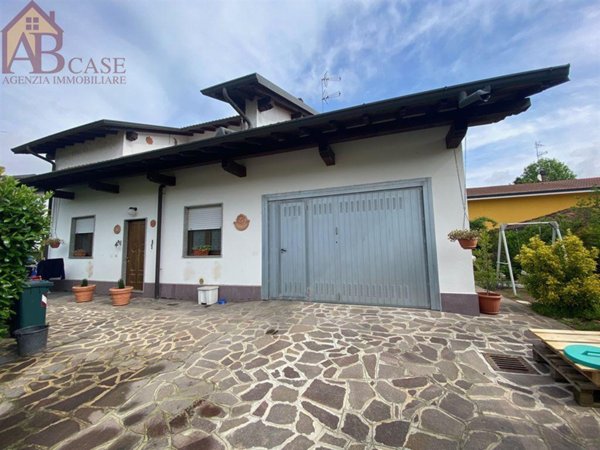 casa indipendente in vendita a Gambolò