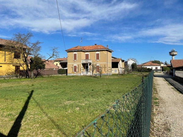 casa indipendente in vendita a Gambolò