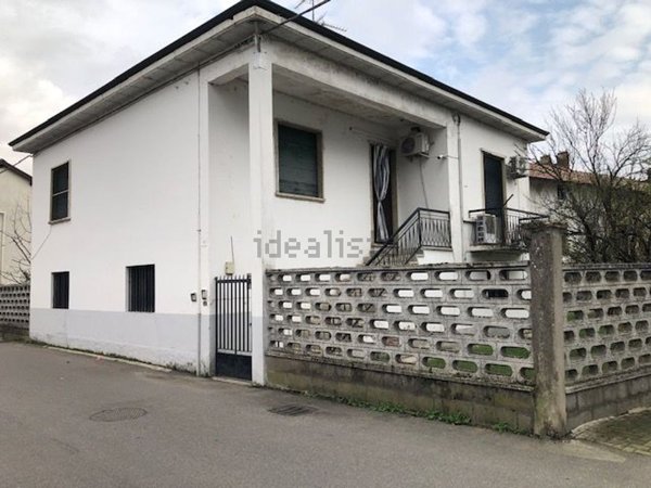 casa indipendente in vendita a Gambolò