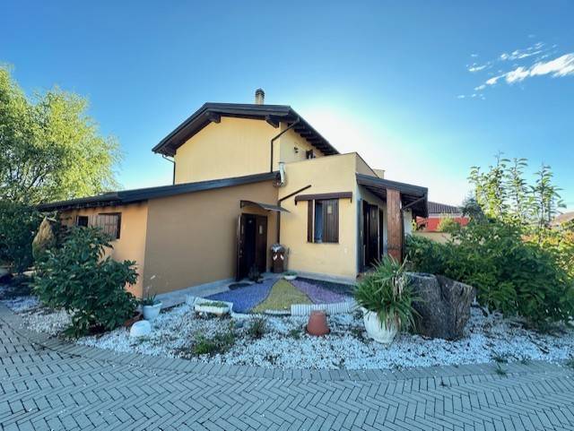 casa indipendente in vendita a Gambolò in zona Remondò