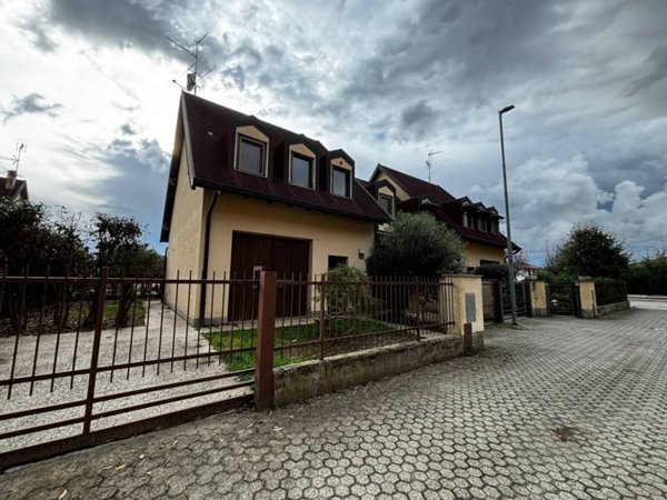 casa indipendente in vendita a Gambolò