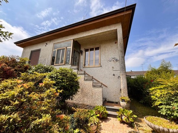 casa indipendente in vendita a Gambolò