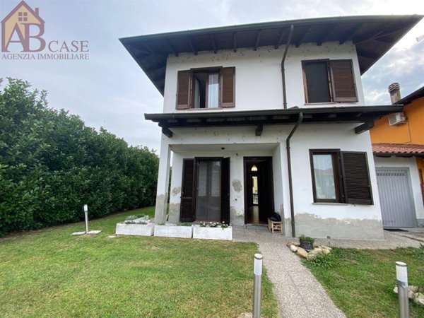 casa indipendente in vendita a Gambolò