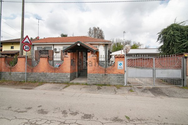 casa indipendente in vendita a Gambolò