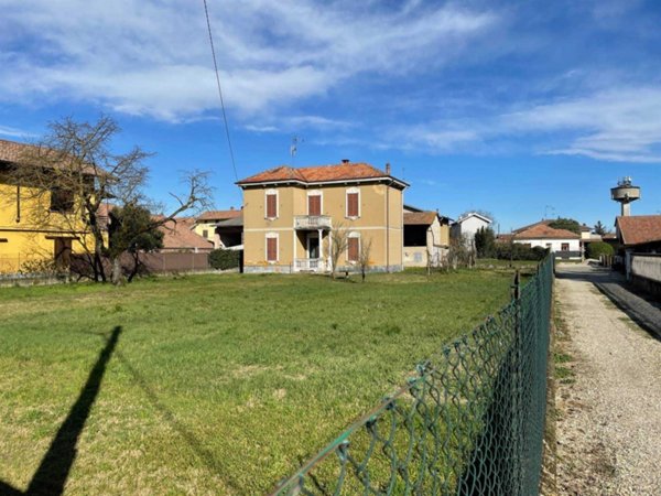 casa indipendente in vendita a Gambolò