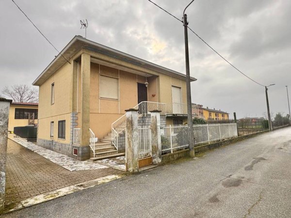 casa indipendente in vendita a Gambolò