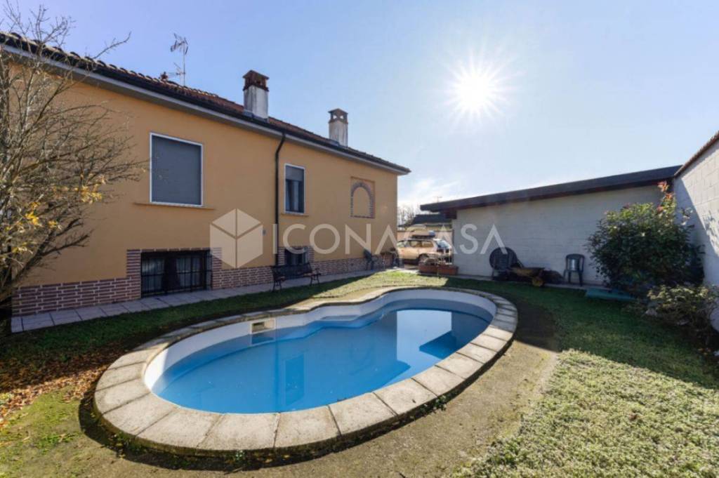 casa indipendente in vendita a Garlasco in zona Bozzola
