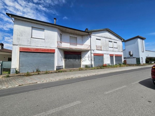 locale commerciale in vendita a Garlasco in zona San Biagio