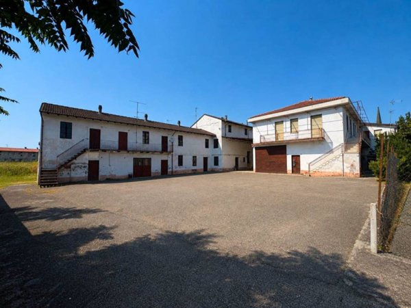intera palazzina in vendita a Garlasco in zona Bozzola