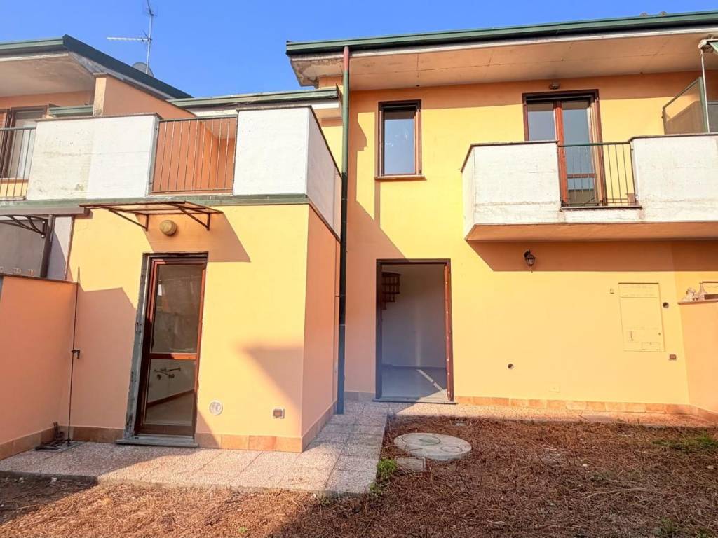 casa indipendente in vendita a Garlasco in zona San Biagio