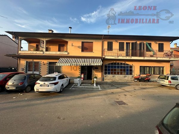 locale commerciale in vendita a Giussago in zona Baselica Bologna