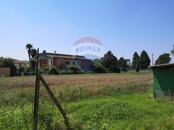 terreno edificabile in vendita a Giussago in zona Baselica Bologna