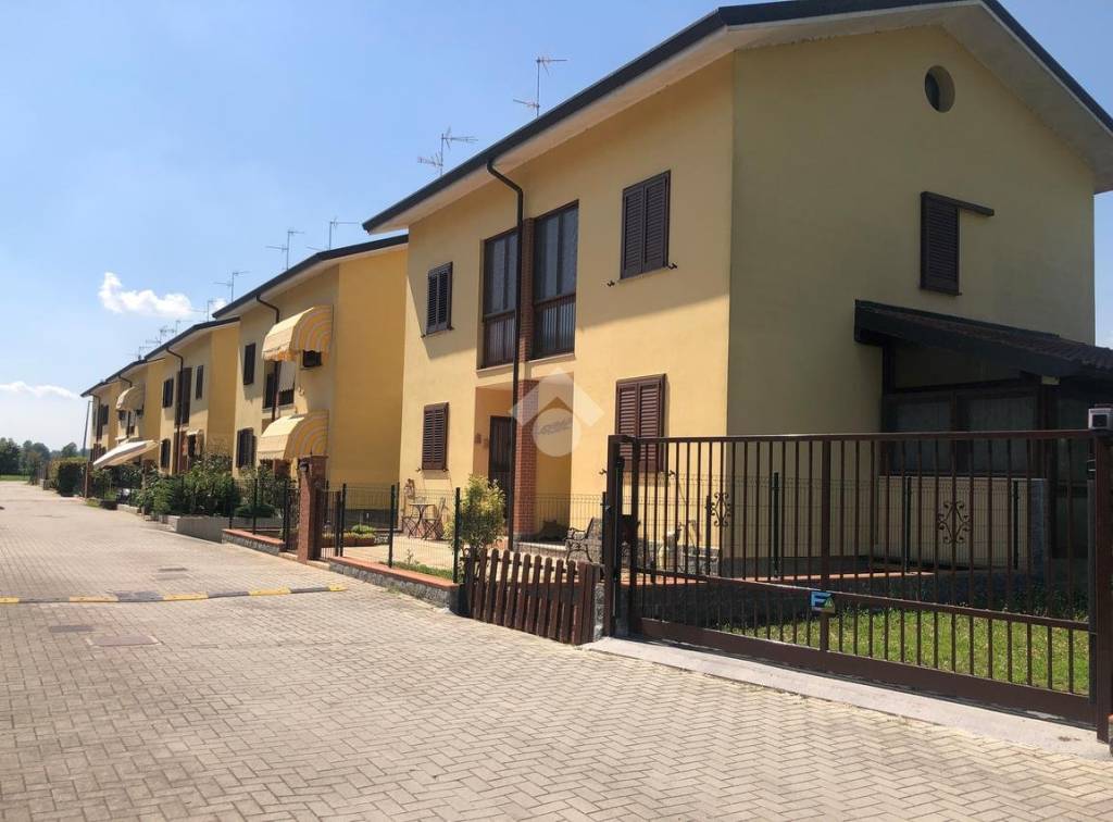 casa indipendente in vendita a Giussago in zona Baselica Bologna