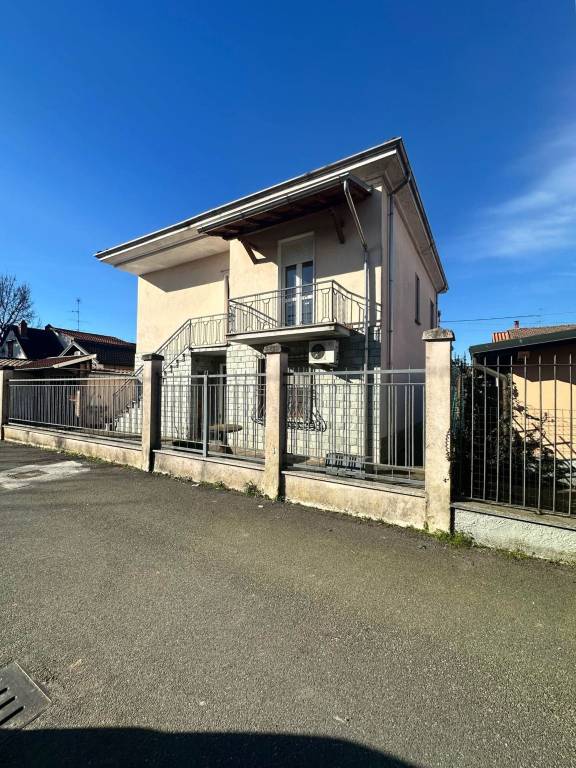 casa indipendente in vendita a Giussago in zona Guinzano