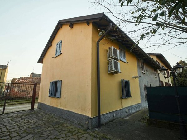 appartamento in vendita a Giussago in zona Baselica Bologna