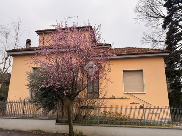casa indipendente in vendita a Godiasco Salice Terme in zona Salice Terme