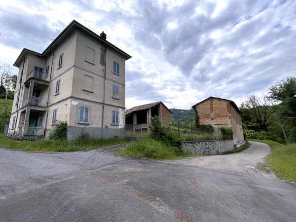 casa indipendente in vendita a Godiasco Salice Terme in zona Salice Terme