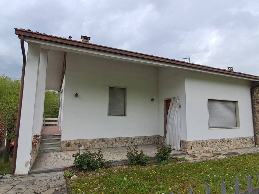 casa indipendente in vendita a Godiasco Salice Terme in zona Salice Terme