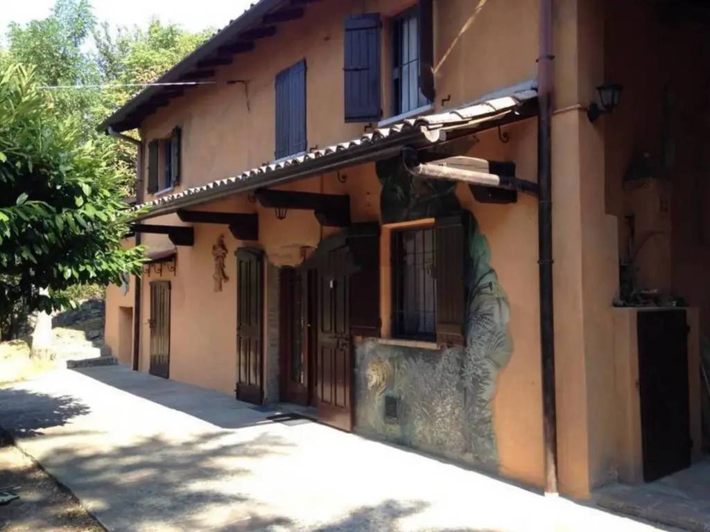 pentavano in vendita a Godiasco Salice Terme in zona Montegarzano