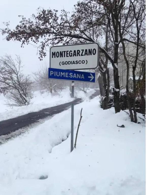 casa indipendente in vendita a Godiasco Salice Terme in zona Montegarzano