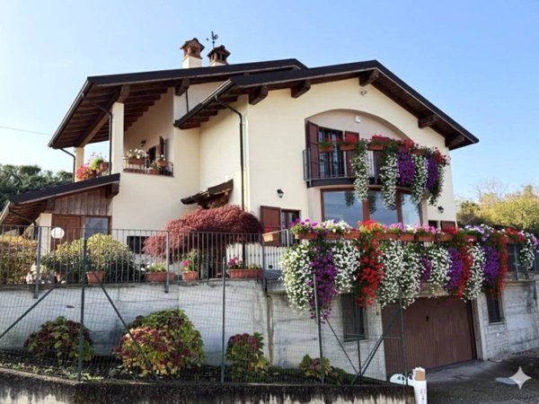 casa indipendente in vendita a Godiasco Salice Terme in zona Salice Terme