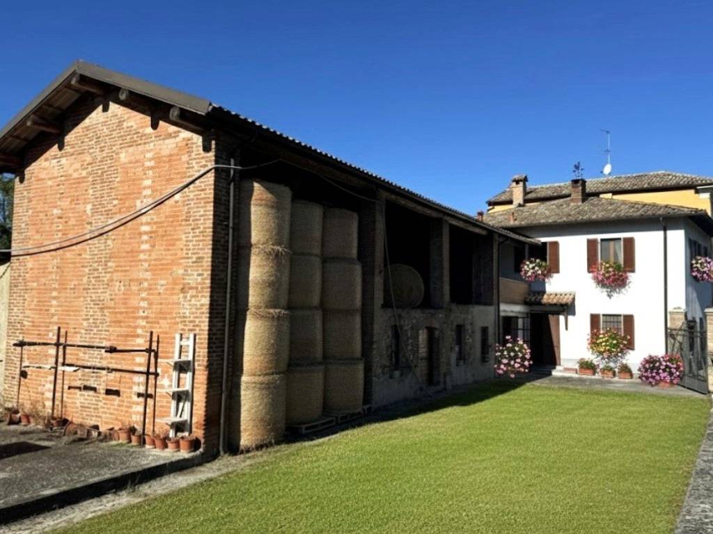 casa indipendente in vendita a Godiasco Salice Terme in zona San Desiderio