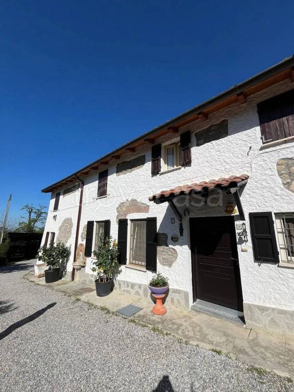 casa indipendente in vendita a Godiasco Salice Terme in zona Salice Terme