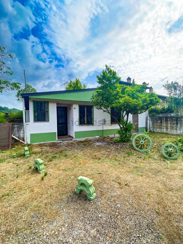 casa indipendente in vendita a Godiasco Salice Terme in zona Salice Terme