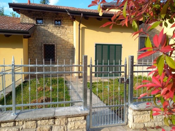 casa indipendente in vendita a Godiasco Salice Terme in zona Salice Terme
