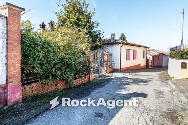 casa indipendente in vendita a Godiasco Salice Terme in zona Salice Terme