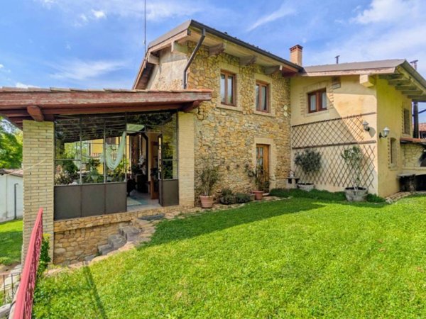 casa indipendente in vendita a Godiasco Salice Terme in zona Salice Terme