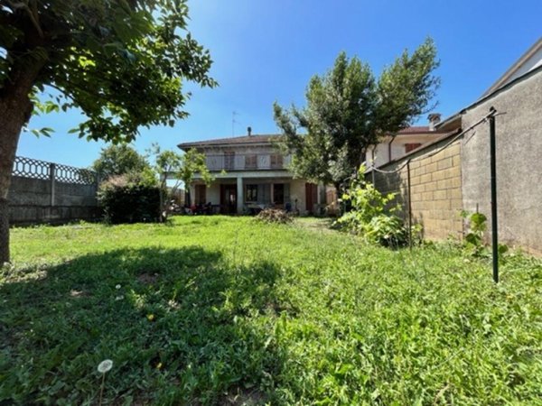 negozio in vendita ad Inverno e Monteleone