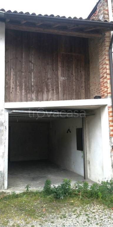 locale di sgombero in vendita ad Inverno e Monteleone in zona Inverno