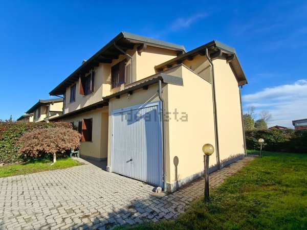 casa indipendente in vendita a Landriano in zona Pairana