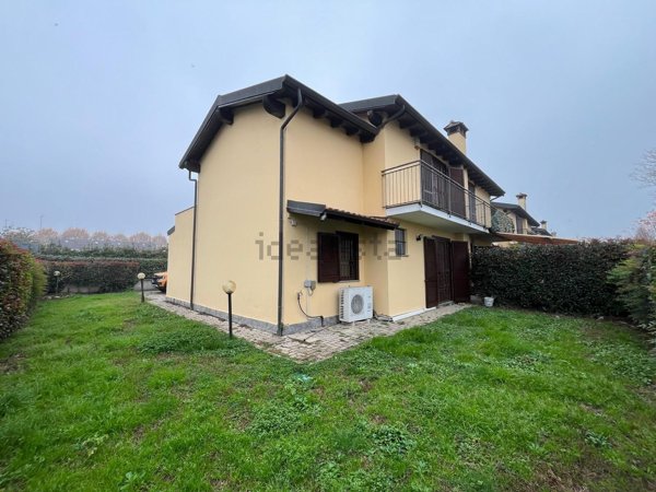 casa indipendente in vendita a Landriano in zona Pairana