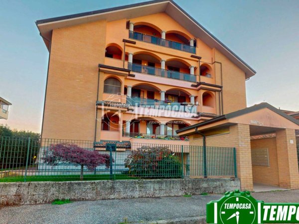 appartamento in vendita a Landriano in zona Pairana