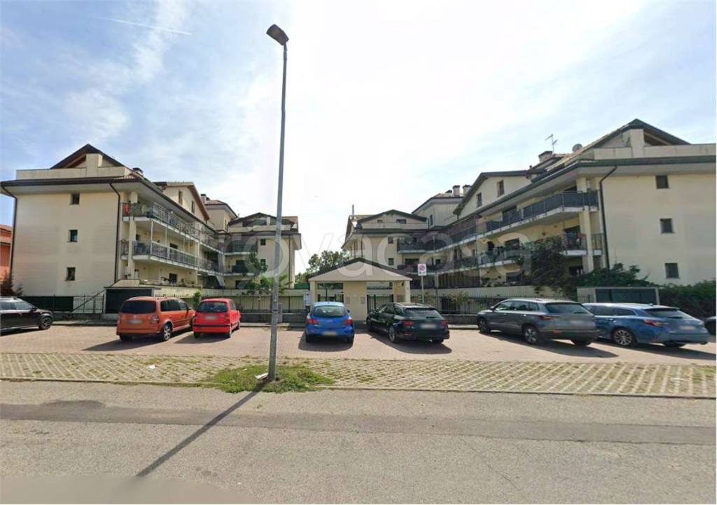 appartamento in vendita a Landriano in zona Pairana