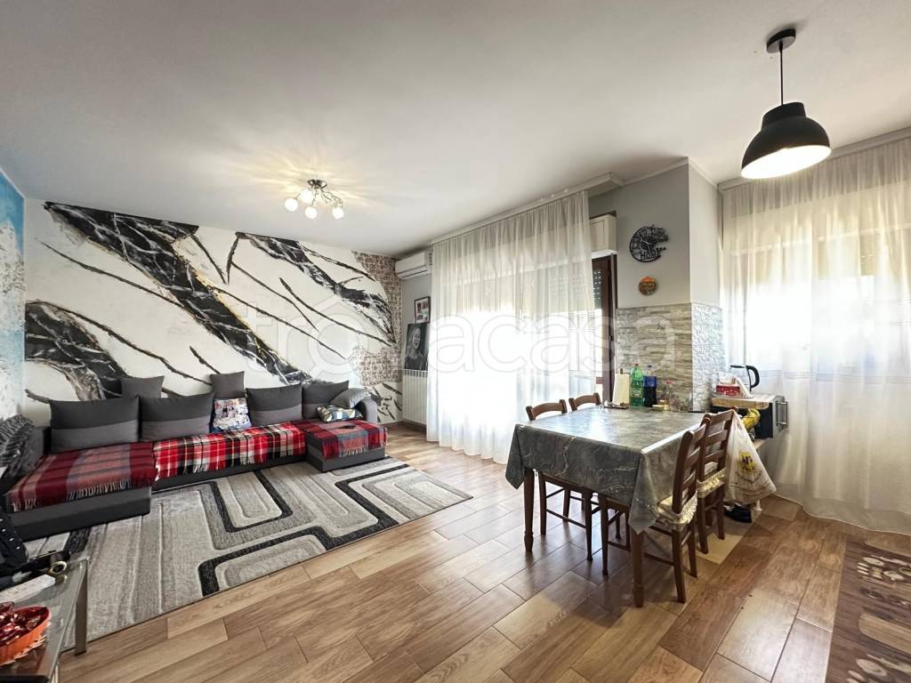 appartamento in vendita a Landriano in zona Pairana