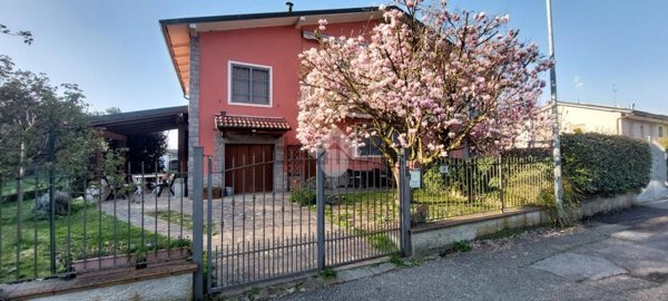 casa indipendente in vendita a Landriano