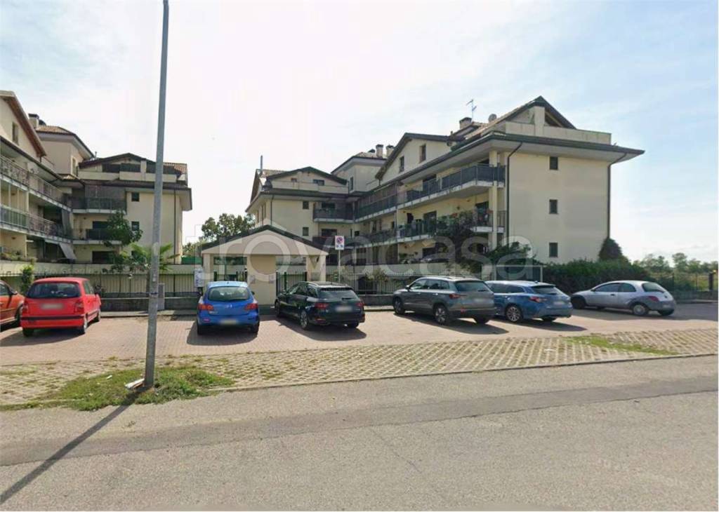 appartamento in vendita a Landriano in zona Pairana