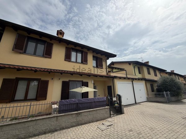 casa indipendente in vendita a Landriano in zona Pairana