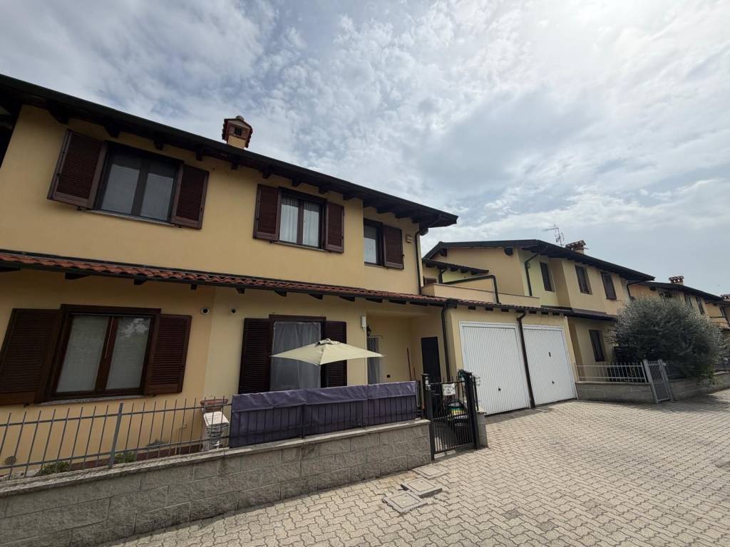 casa indipendente in vendita a Landriano in zona Pairana