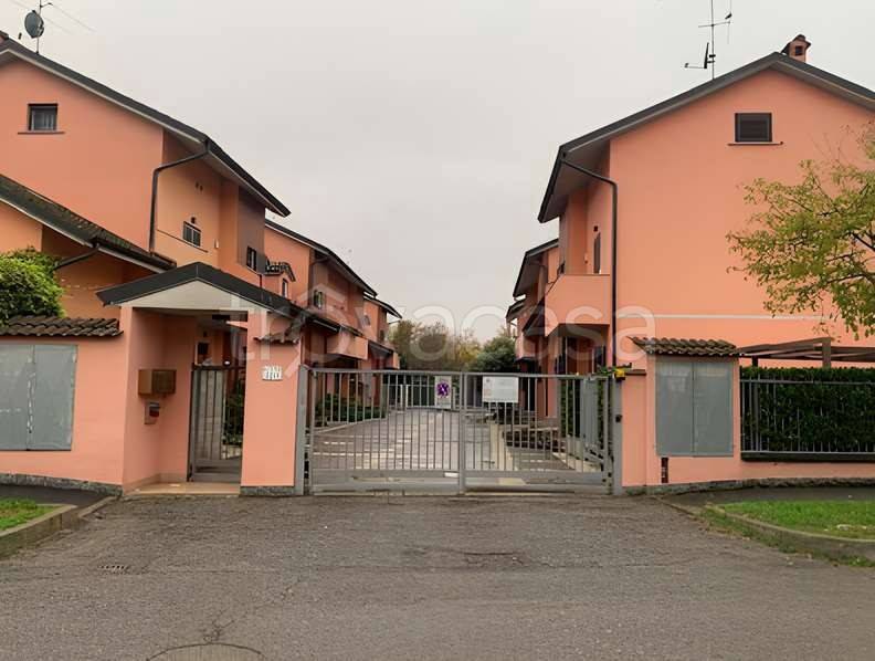 appartamento in vendita a Landriano in zona Pairana