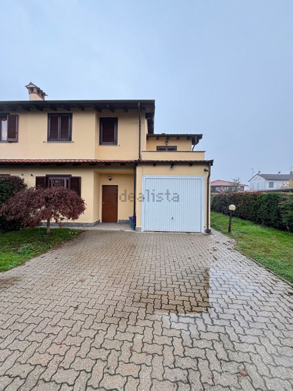 casa indipendente in vendita a Landriano in zona Pairana