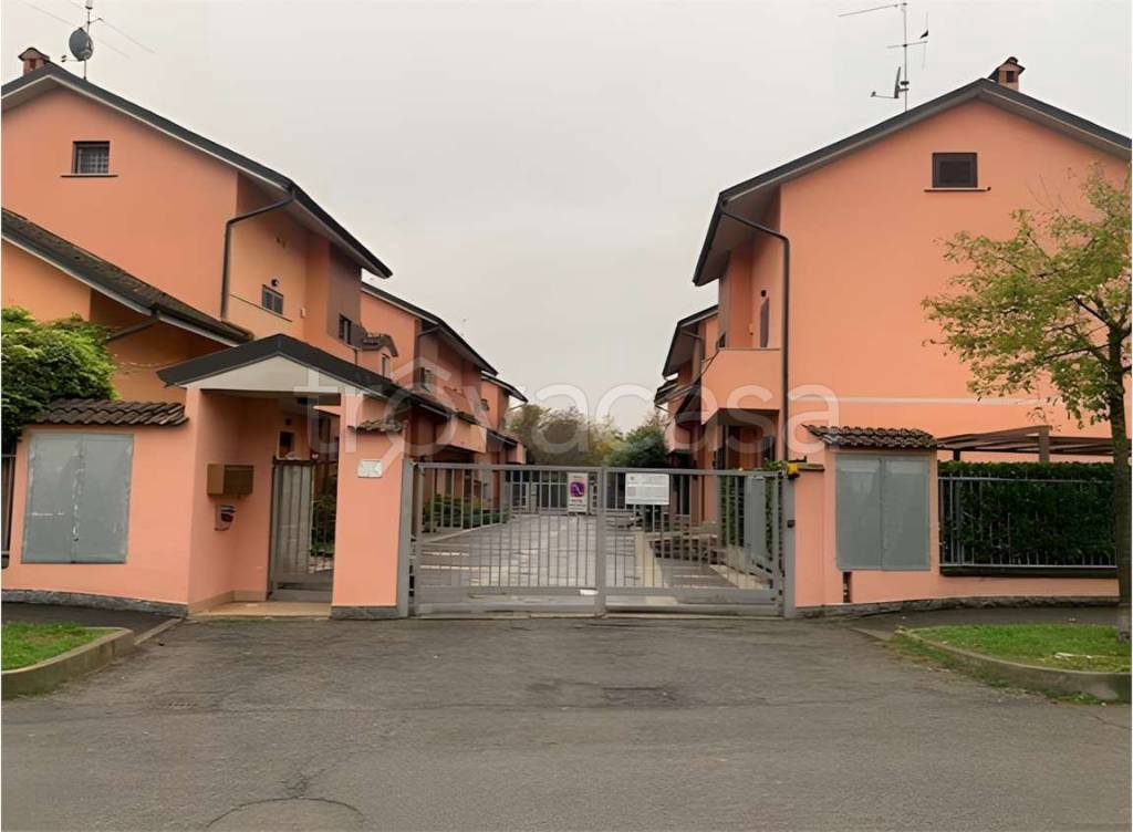 appartamento in vendita a Landriano in zona Pairana