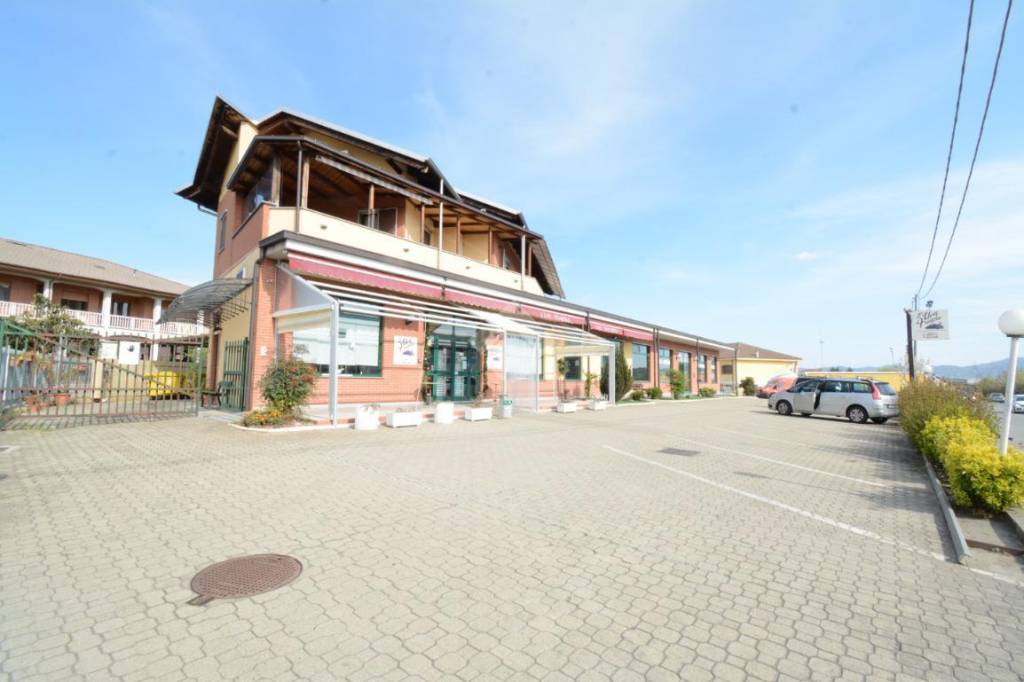 negozio in vendita a Leinì in zona Fornacino